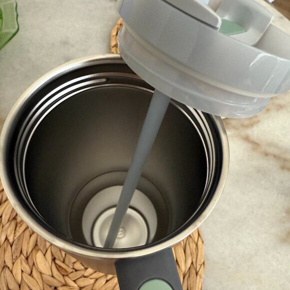 Stanley Cup - Grey and branded - 40 oz - Picture 4 of 4